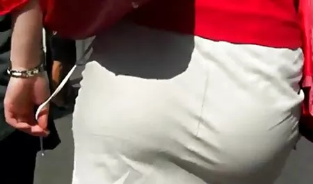 Elle a nourri son fils fille nue au vestiaire pour l'anal russe.