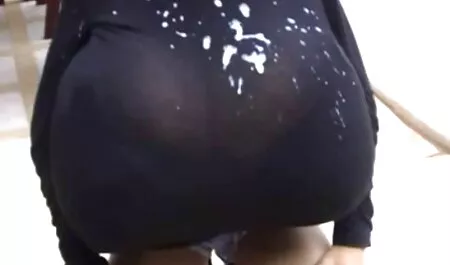 Elle sexy video nue serre et serre les vêtements d'une brune.