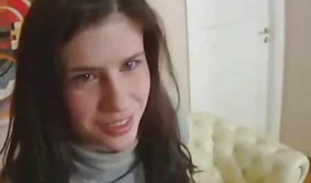 Une femme nu de 18 ans infirmière demande au patient de compléter l'analyse du sperme.
