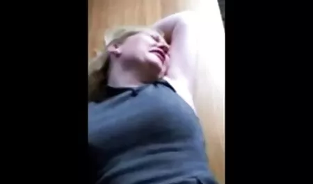 Vidéo de lesbiennes femmes matures et nues léchant des chatons dans des verres