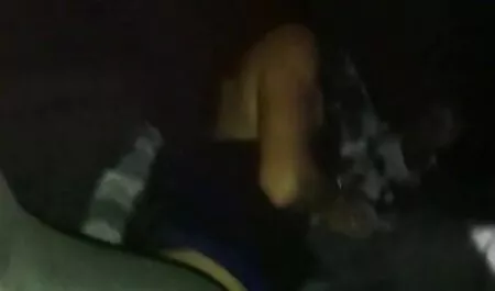 Cette chienne a presque déchiré sa jeune meuf nu bouche et son cul avec une baise hard.