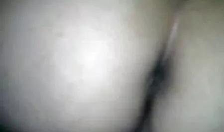 Maîtresse asservit blonde nue poilue lui face à face
