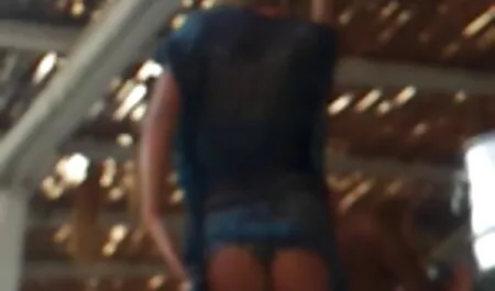 Elle était femme nue video une femme maigre sans enlever son nouveau jean.