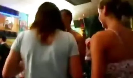 Il video de black nue a seulement ordonné aux rayures d'entrer dans la maison.