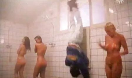 Un gang français a violé jeune fille nue dans la rue des jeunes femmes.