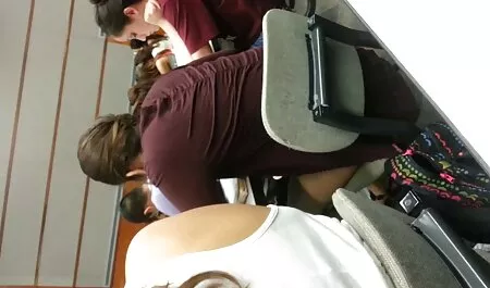 La sœur a femme nu de 18 ans sucé la tête du frère aîné.