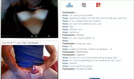 Deux enfants qui dansent pour la caméra video de femme nue sur la plage endoscope.