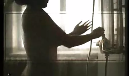 La fille dans le sauna se met nue et nue lesbienne nu sexy
