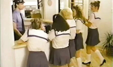Les dirigeants extrémistes ont puni l'étudiant avec une bonne meuf de 18 ans nue doctrine.