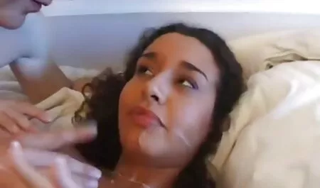 Jeune baise avec une meuf brune nue tête adulte