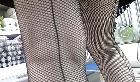 Ce femme nue au vestiaire professeur gris a convaincu un jeune étudiant d'avoir son propre professeur.