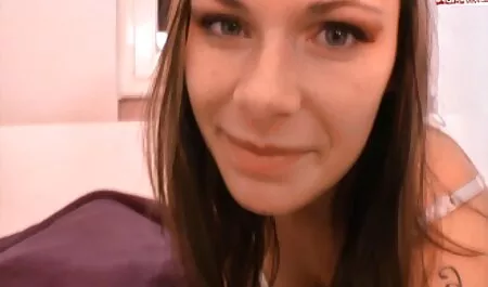 Blonde passionnée stimule son belles femmes nues tukif cul dans son joli cul.