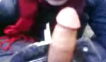 Trio était celebrites nues video sur un lit doux avec une bite dure.