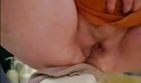 Faire femme nue vestiaire semblant d'être paralysé en regardant le sexe.