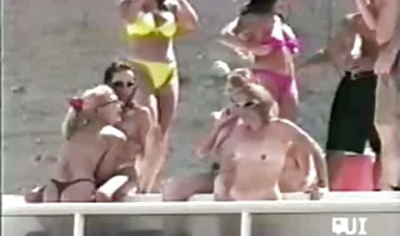 Salope baise dans la poubelle et prend sa culotte avec elle. salope nue sexy