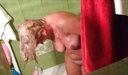 Elle a pris la pute et a frappé son visage jeunes pucelles nues fort.