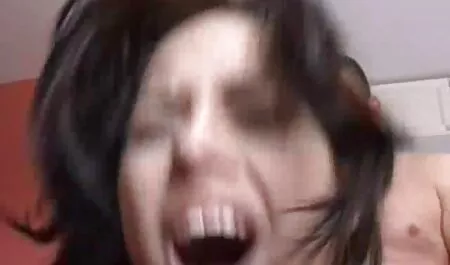Mets ta copine dans la cuisine. video petite fille nue
