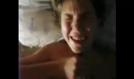 Intéressant manisi pousse un gode. fille soumise nue