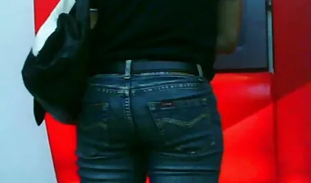 La beauté s'est réveillée video fille nu gratuit et a mis son pantalon dans sa bouche.