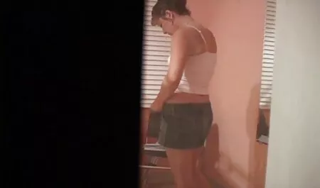 Attaque brutale sur une jeune fille nue et poilue