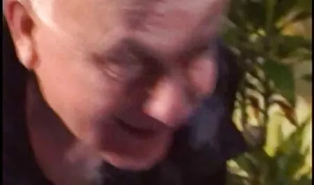 Tiny se fait video nu feminin baiser dans une maison de rue transparente.