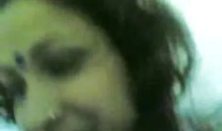 Un collègue filles de 18 ans nue est venu rencontrer un ami malade.
