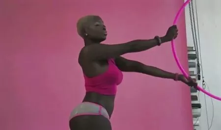 Les passagers seins nu video ont eu une surprise d'une blonde occupée.