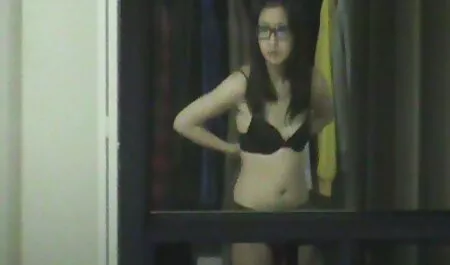Le videos jolies filles nues garçon a laissé sa mère le baiser.