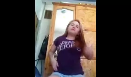 Redheaded adolescent avec couleur peut à peine jeune fille de 18 nu baiser