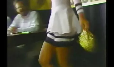 Le père donne un coup de pied à sa fille pendant que les sœurs s'alignent. blonde salope nue
