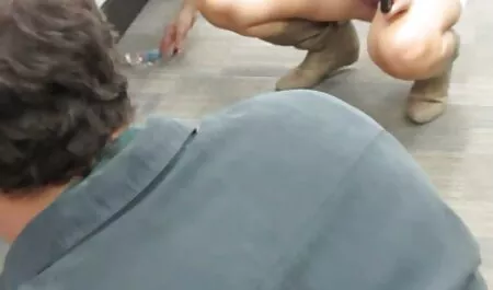 Fille avec vieille noire nue une personnalité parfaite