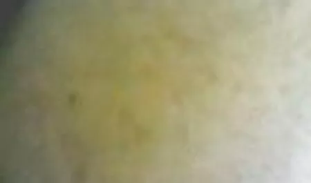 Sans restrictions, j'ai commencé à me masturber et femmes nues exhibitionnistes à sucer dans les mains du masseur.