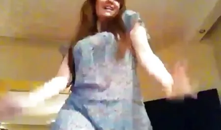 La blonde joue avec un jeunes filles nues en video grand gode.