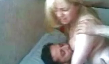 Coquine et chaude belle fille de 18 ans nue lesbiennes