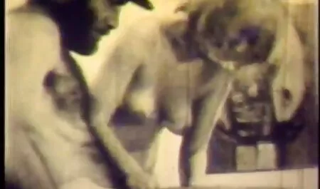 C'est un piège! Deux jeunes video actrices nues hommes ont violé une femme cruelle.