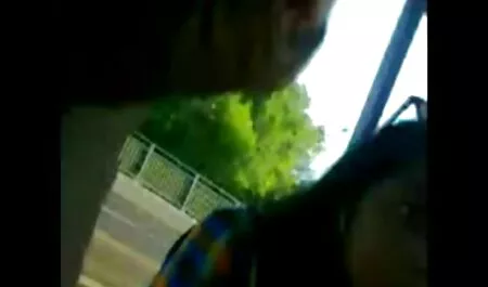 Langue fille nue soumise douce avec bouche serrée