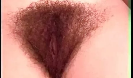 L'enseignant et le voisin ont un video de sexe nu élève sur le canapé.