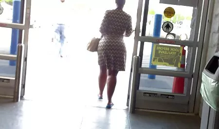 Elle fille salope nue a sucé la masseuse jusqu'à ce qu'elle se fasse baiser dans le trou.