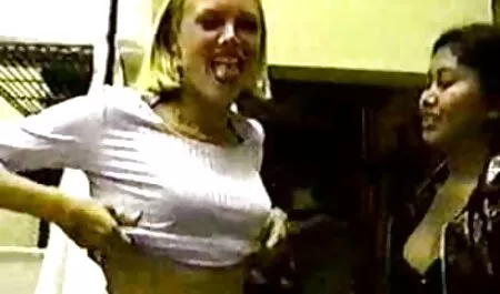 Glabre femme nue lesbienne lèche et perd