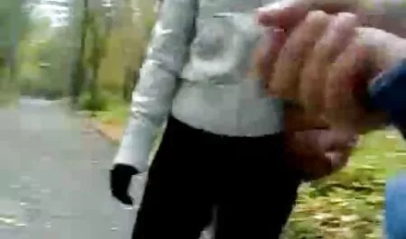 Deux jeunes hommes ont violé une fille seins nu video russe.