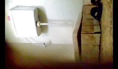 Une fille aux gros seins video jeune nue a presque baisé un mec.