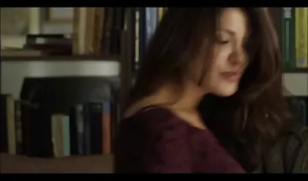 Elle enlève ses chaussettes blanches et va dans l'anus. video casting femme nue