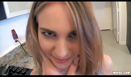 Regardez le massage de masse avec une jolie video femme nudiste fille.