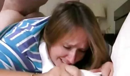 Le père donne sa video fille nue gratuit langue à son fils.