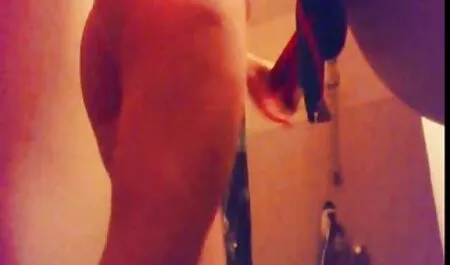 Une conversation avec jeunes pucelles nues l'enseignant dans la salle de bain de l'école