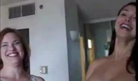 Sodomie séduisante jeunes femmes nues video fille dans la salle de bain