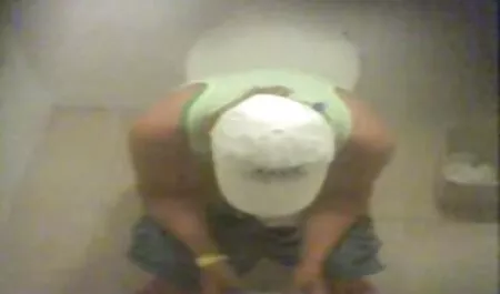 Le jeune homme se video fille sous la douche masturbe avec un télescope vivant.