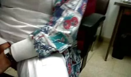 Lentement trompé avec un massage thérapeutique vieille grand mère nue sur la bite avec une langue trompeuse