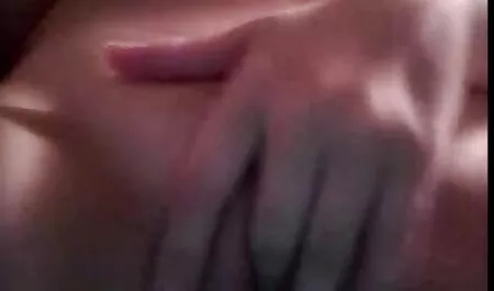 Les jeunes hommes ont video homme nu femme habillée de gros seins naturels.