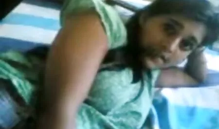 Brune dans la salle de grosse femme arabe nu bain se masturbe.